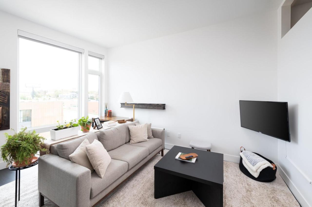 Modern 1Br Apt With Skywalk To Fiserv, Rooftop, And Parking มิลวอกี ภายนอก รูปภาพ
