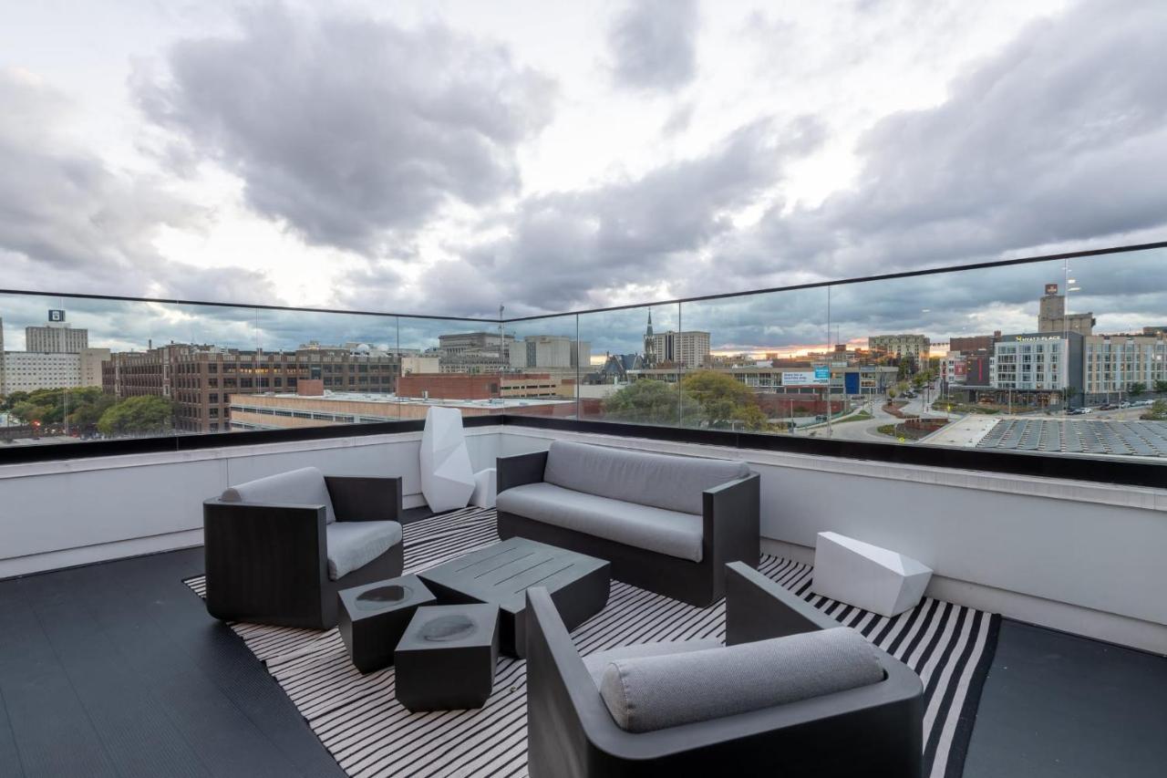 Modern 1Br Apt With Skywalk To Fiserv, Rooftop, And Parking มิลวอกี ภายนอก รูปภาพ